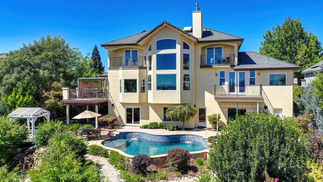 585 Riverview Dr, Auburn, CA 95603