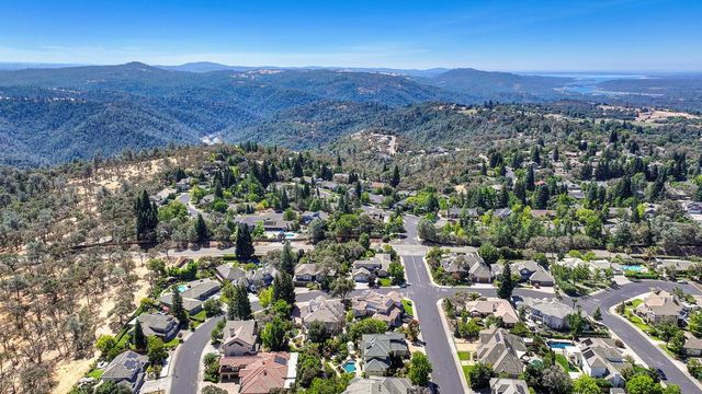 585 Riverview Dr, Auburn, CA 95603