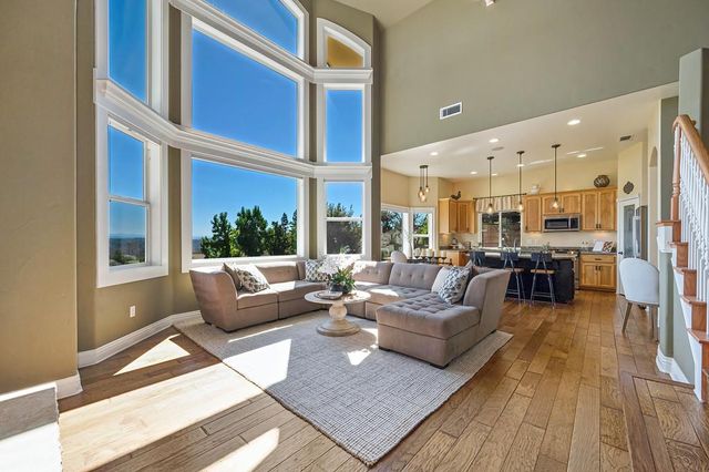 585 Riverview Dr, Auburn, CA 95603