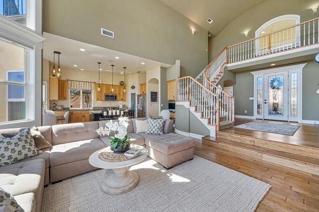 585 Riverview Dr, Auburn, CA 95603