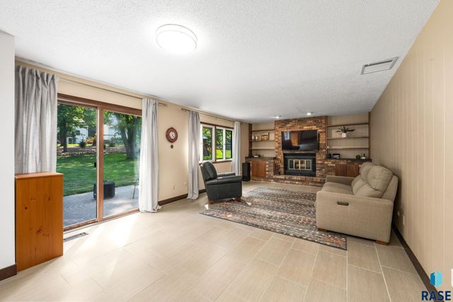 2433 E Stanton Dr Drive, Sioux Falls, SD 57103