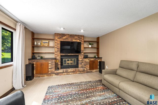 2433 E Stanton Dr Drive, Sioux Falls, SD 57103