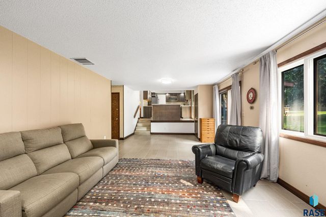 2433 E Stanton Dr Drive, Sioux Falls, SD 57103