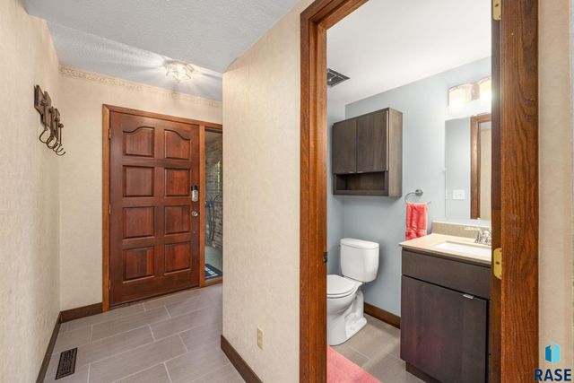 2433 E Stanton Dr Drive, Sioux Falls, SD 57103