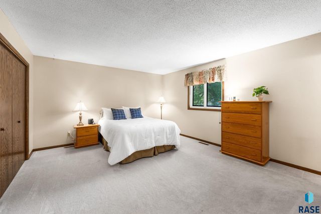 2433 E Stanton Dr Drive, Sioux Falls, SD 57103