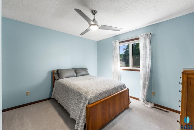 2433 E Stanton Dr Drive, Sioux Falls, SD 57103