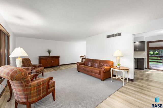 2433 E Stanton Dr Drive, Sioux Falls, SD 57103