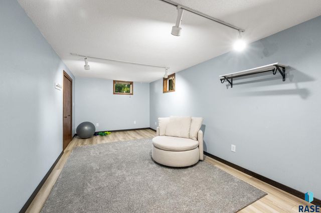 2433 E Stanton Dr Drive, Sioux Falls, SD 57103