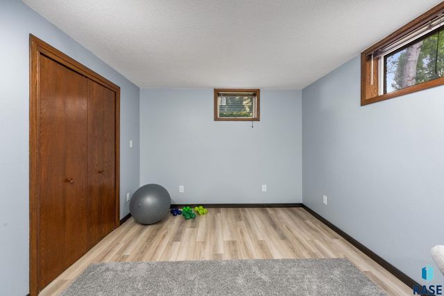 2433 E Stanton Dr Drive, Sioux Falls, SD 57103