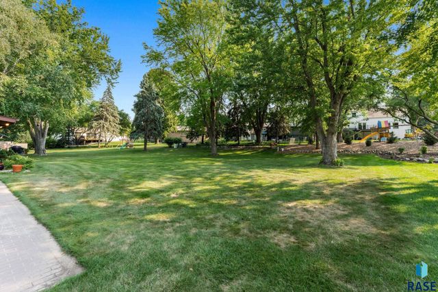 2433 E Stanton Dr Drive, Sioux Falls, SD 57103