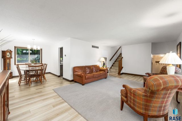 2433 E Stanton Dr Drive, Sioux Falls, SD 57103