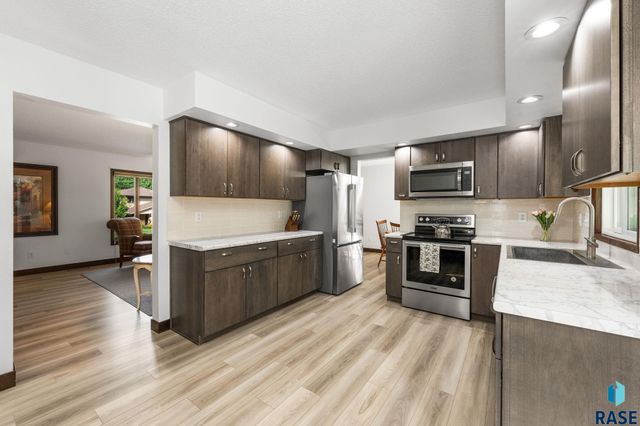 2433 E Stanton Dr Drive, Sioux Falls, SD 57103
