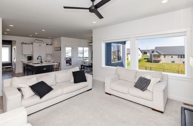 2609 Blooming Heights Drive, Norwalk, IA 50211