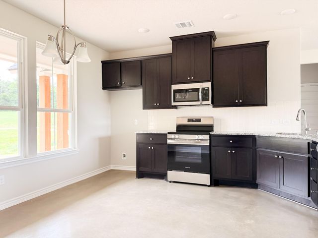 879 Pineview Circle, Jewett, TX 75846