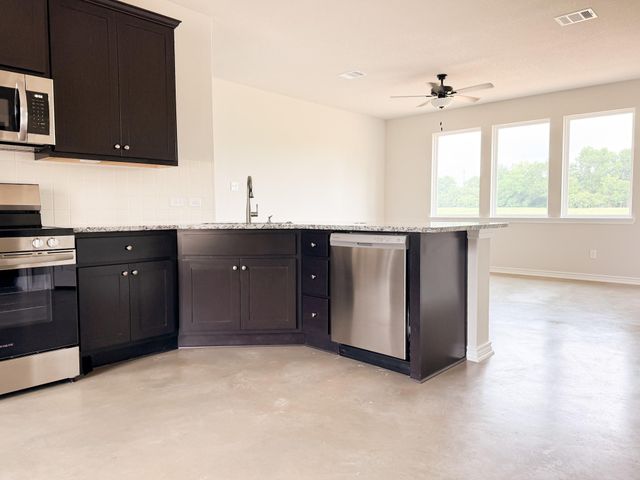 879 Pineview Circle, Jewett, TX 75846
