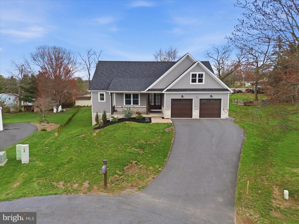 101 ACKLEY CIR, Lititz, PA 17543