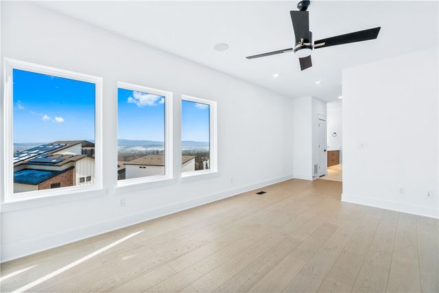 111 S Paddock Loop, Fayetteville, AR 72701