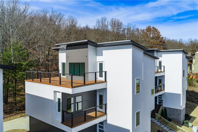 111 S Paddock Loop, Fayetteville, AR 72701