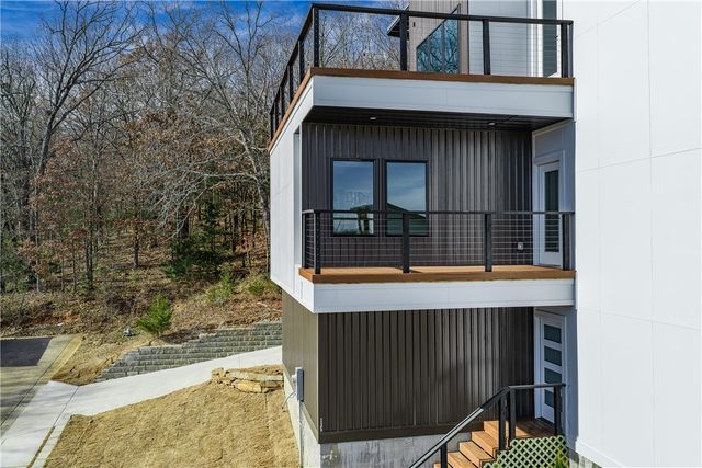 111 S Paddock Loop, Fayetteville, AR 72701