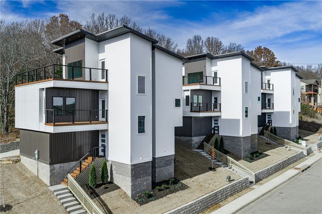 111 S Paddock Loop, Fayetteville, AR 72701