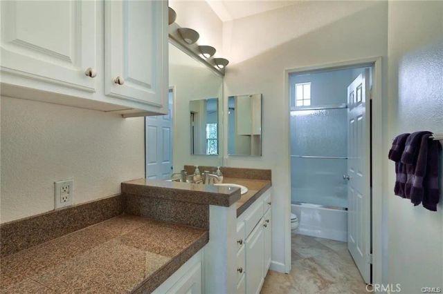 23400 Abbey Glen 48, Valencia, CA 91354