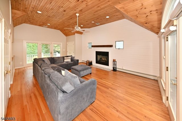 211 Spruce St, Midland Park Boro, NJ 07432