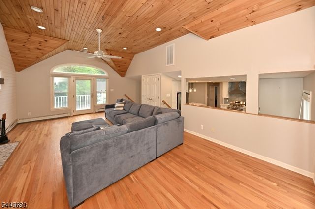 211 Spruce St, Midland Park Boro, NJ 07432