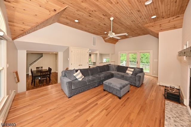 211 Spruce St, Midland Park Boro, NJ 07432