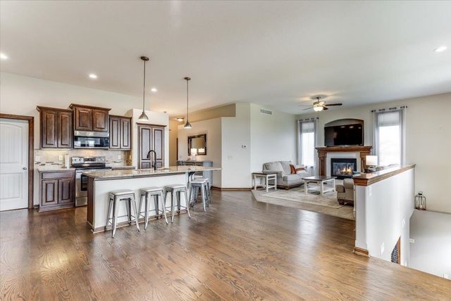 2332 N Lakeview Ct, Andover, KS 67002