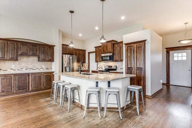 2332 N Lakeview Ct, Andover, KS 67002