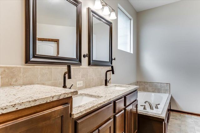 2332 N Lakeview Ct, Andover, KS 67002