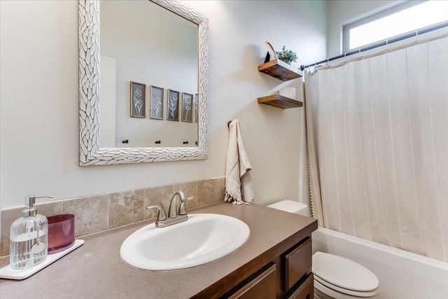 2332 N Lakeview Ct, Andover, KS 67002