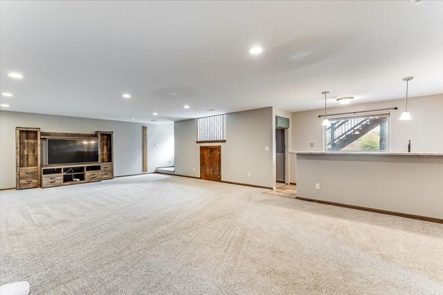 2332 N Lakeview Ct, Andover, KS 67002