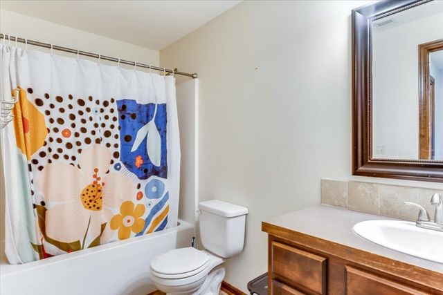 2332 N Lakeview Ct, Andover, KS 67002
