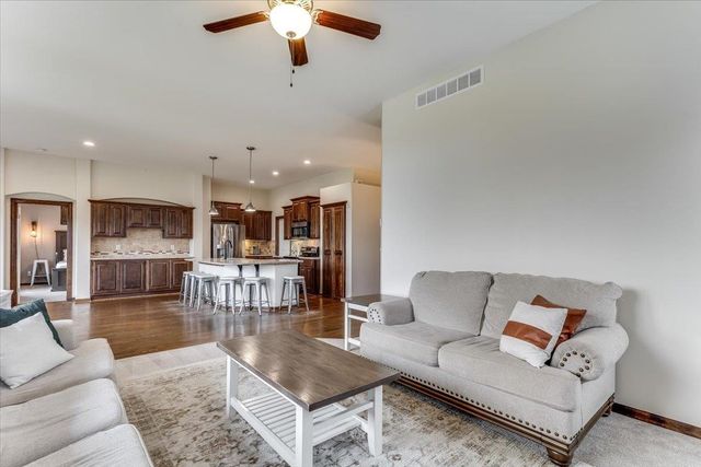2332 N Lakeview Ct, Andover, KS 67002