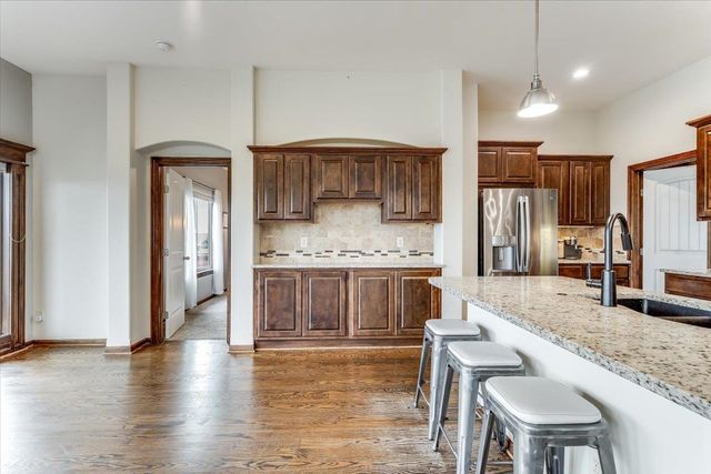 2332 N Lakeview Ct, Andover, KS 67002