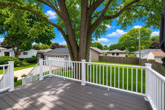 1551 W Goldcrest AVENUE, Milwaukee, WI 53221