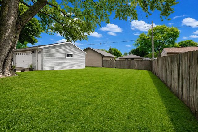 1551 W Goldcrest AVENUE, Milwaukee, WI 53221