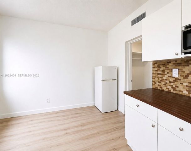26 Diplomat Pkwy 2325, Hallandale Beach, FL 33009