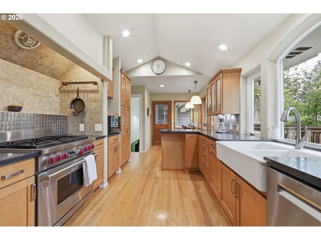 3015 Sw WESTWOOD Dr, Portland, OR 97225