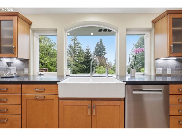 3015 Sw WESTWOOD Dr, Portland, OR 97225