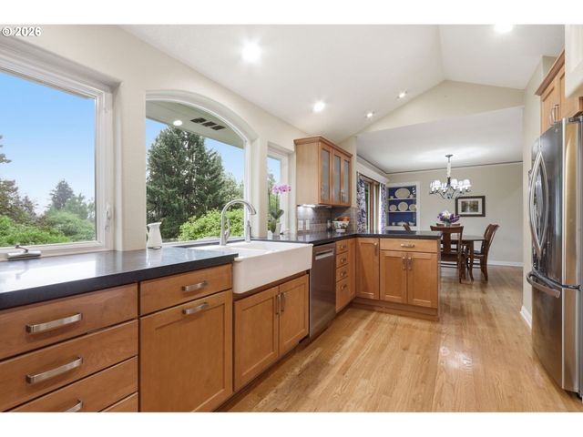 3015 Sw WESTWOOD Dr, Portland, OR 97225