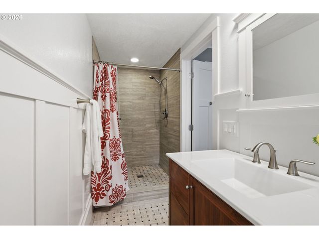 3015 Sw WESTWOOD Dr, Portland, OR 97225