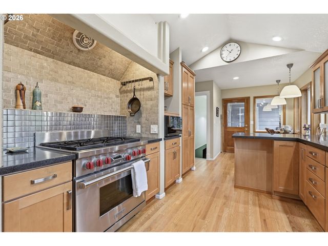 3015 Sw WESTWOOD Dr, Portland, OR 97225