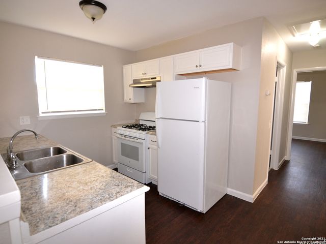 5123 VILLAGE GLN, San Antonio, TX 78218