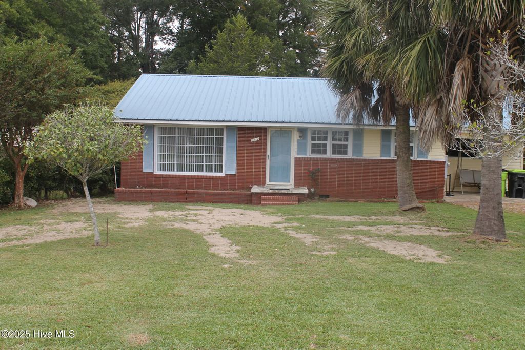 1312 Sunny Side Street, Whiteville, NC 28472