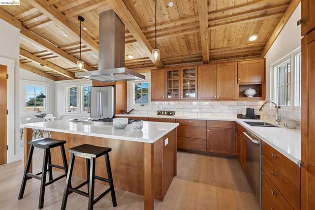4436 Howe St, Oakland, CA 94611