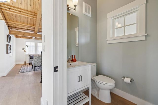 4436 Howe St, Oakland, CA 94611