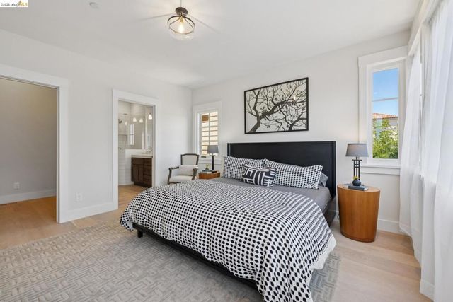 4436 Howe St, Oakland, CA 94611