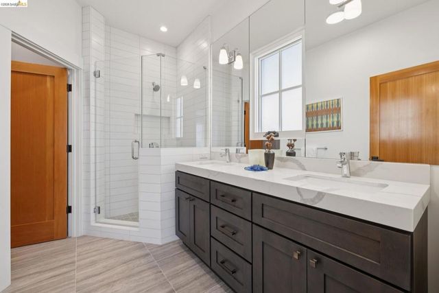 4436 Howe St, Oakland, CA 94611